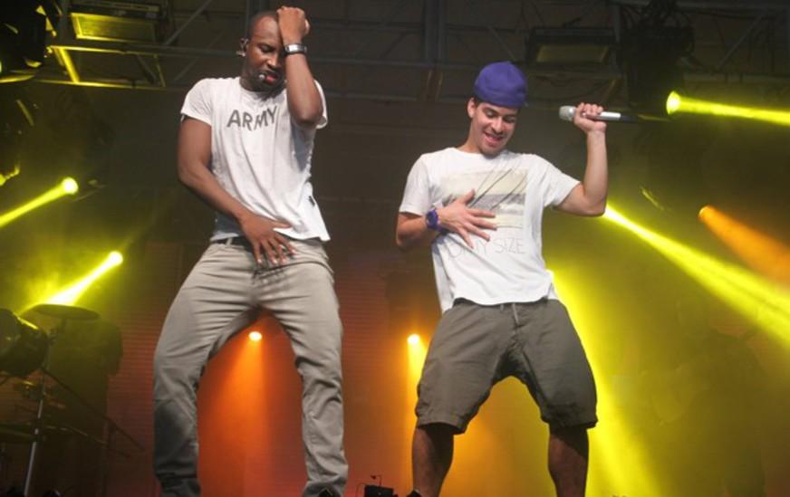 Thiaguinho divide palco com Thiago Martins em show no RJ
