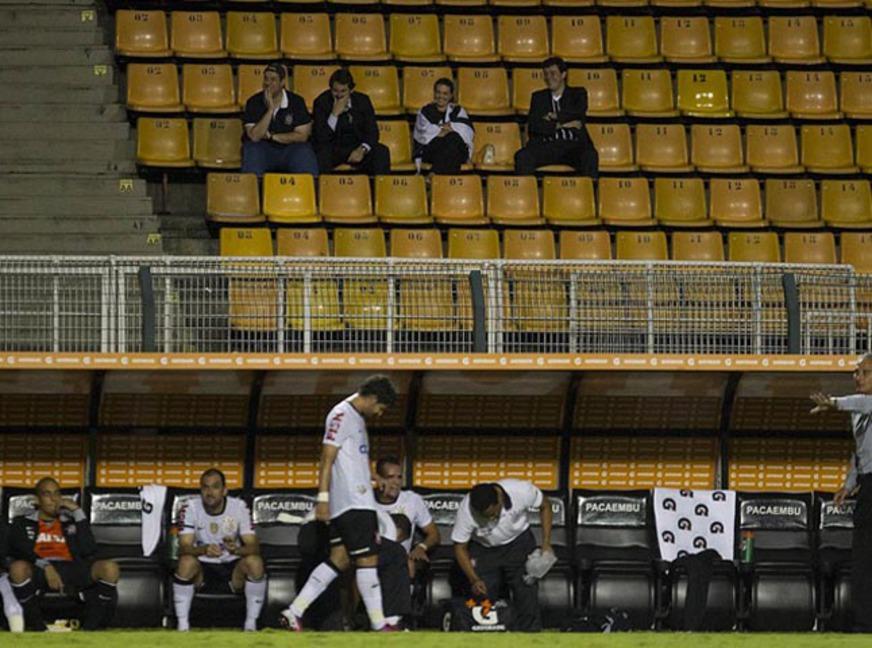 Com público mínimo, atacante do Corinthians ouve o próprio gol