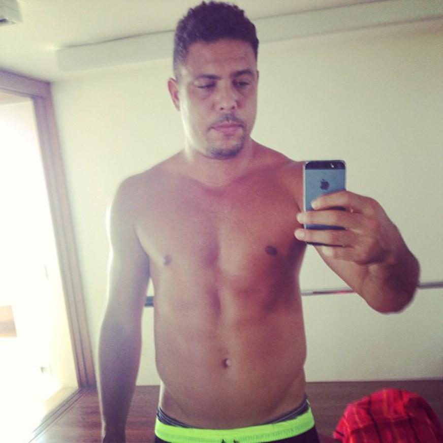 Ronaldo exibe barriga sarada na web