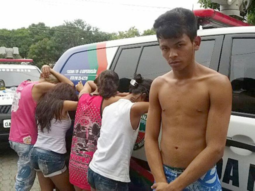 Homem comemora aniversário na Ponta Negra e acaba preso