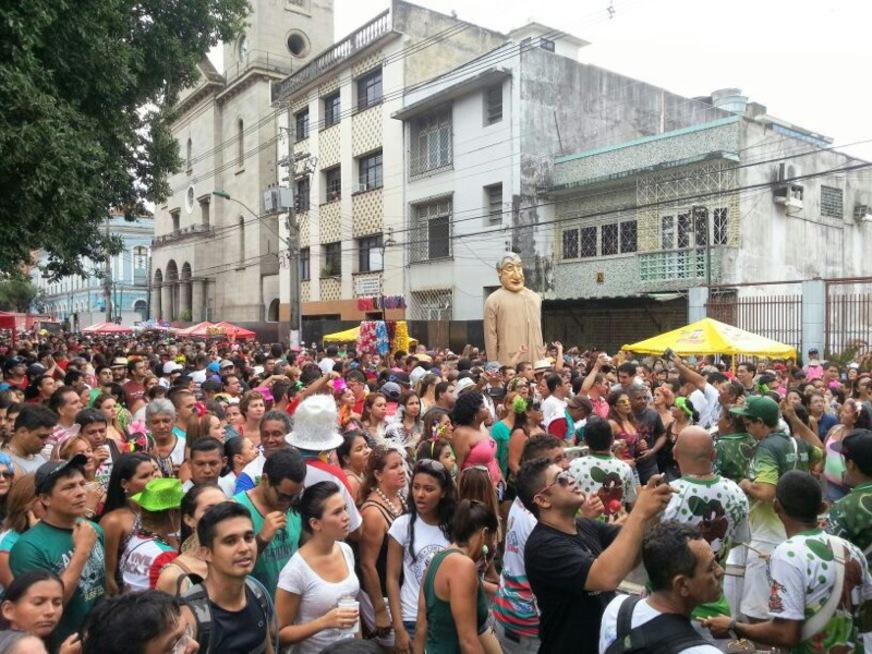 ‘Bica’ agita foliões no Centro de Manaus