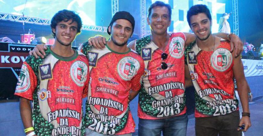 Bruno Gissoni curte com a família em quadra de escola de samba