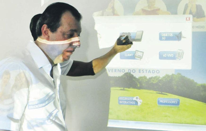 Governo distribui tablets e bolsas para alunos de escola de tempo integral do AM