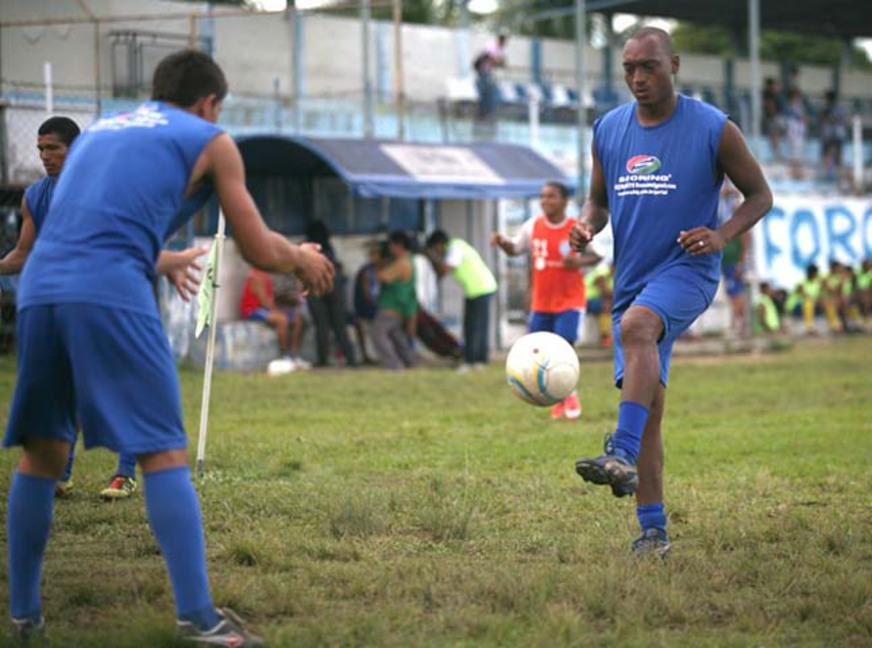 Chuva amazônica deixa gramado do estádio da Colina um ‘charco’