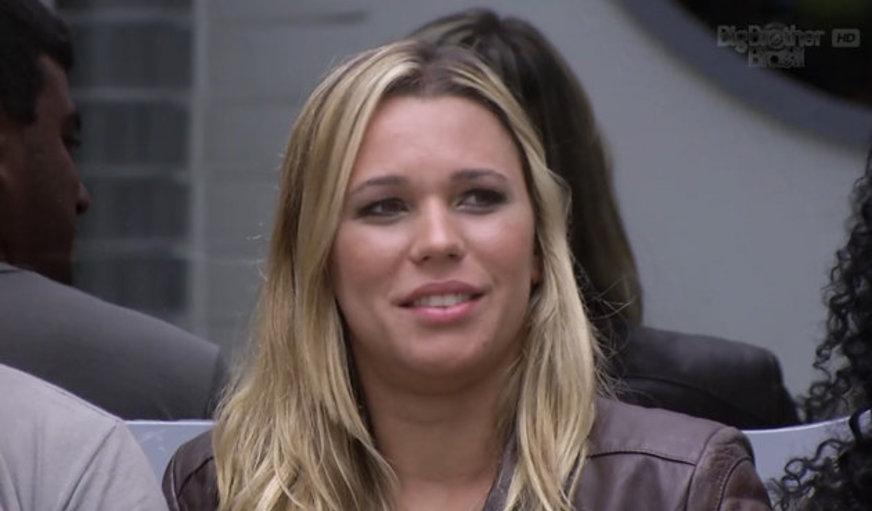 Marien arruma as malas e reclama de briga com Elieser
