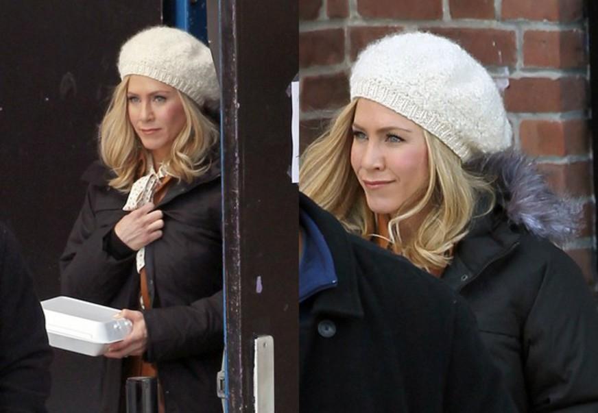 Jennifer Aniston comemora seus 44 anos trabalhando em set