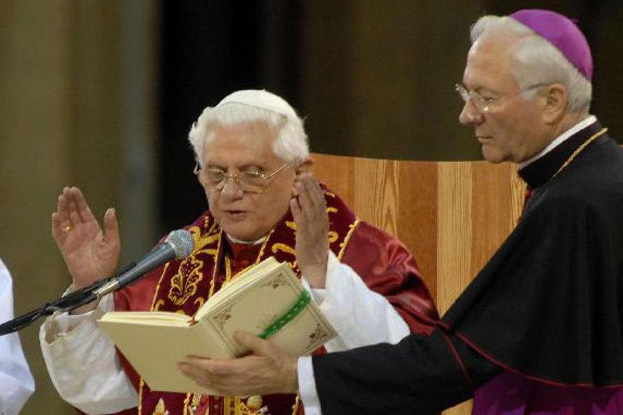 Vaticano revela que papa vive há anos com marca-passo
