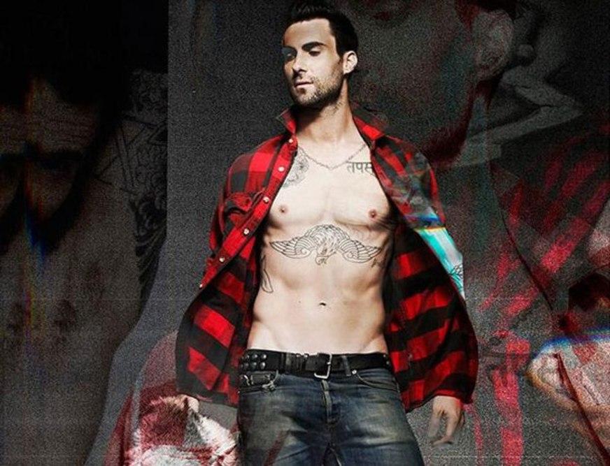 Adam Levine exibe tanquinho em capa de revista