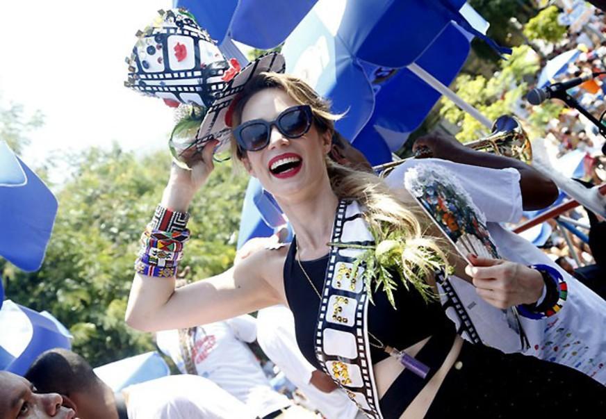 Mariana Ximenes curte bloco de rua no RJ