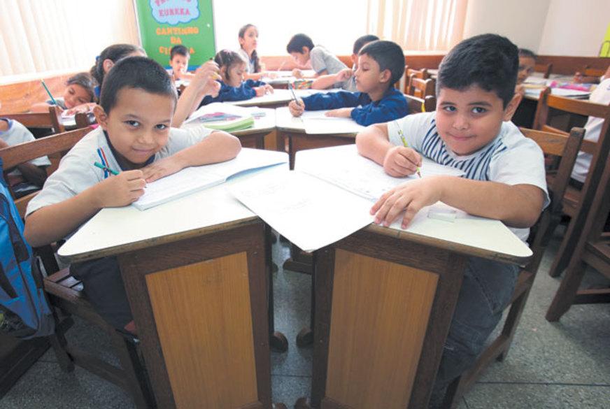 Mesmo distantes da família, crianças ganham com tempo integral