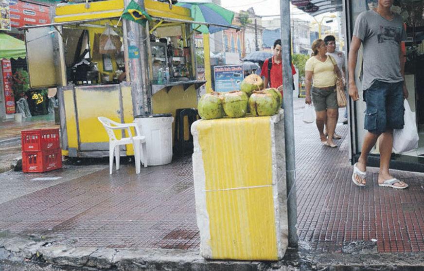 Camelôs voltam a trabalhar ilegalmente no Centro de Manaus
