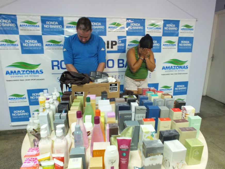 Polícia prende dupla acusada de roubar cosméticos em Manaus