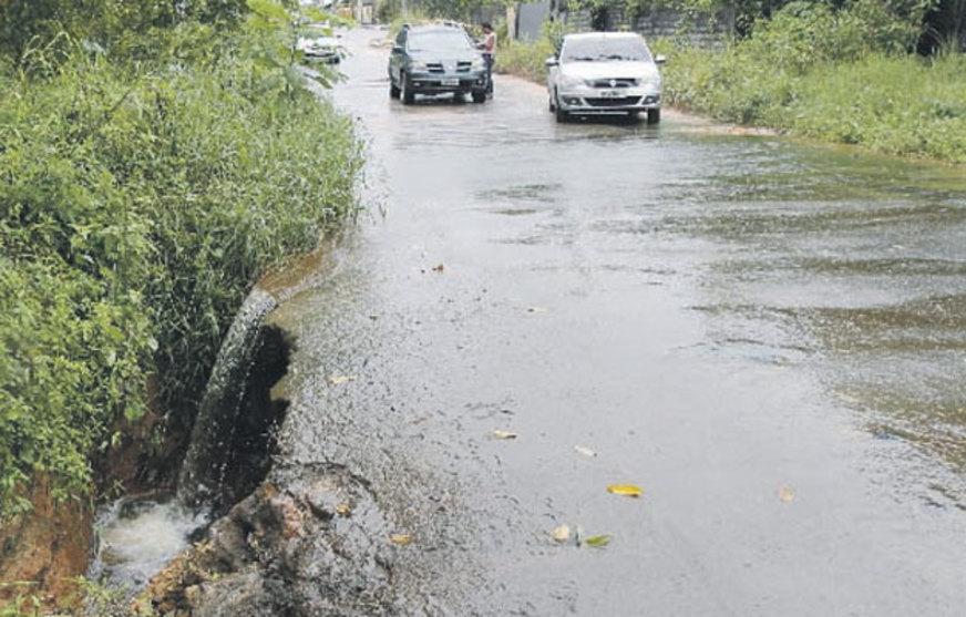 Chuvas aumentam perigo em ruas mal conservadas do AM