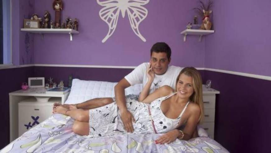 Grávida de cinco meses, Debby Lagranha apresenta noivo