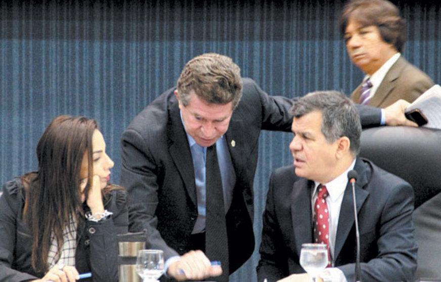 Após extinguir auxílio-paletó CMM cria 83 novos cargos comissionados