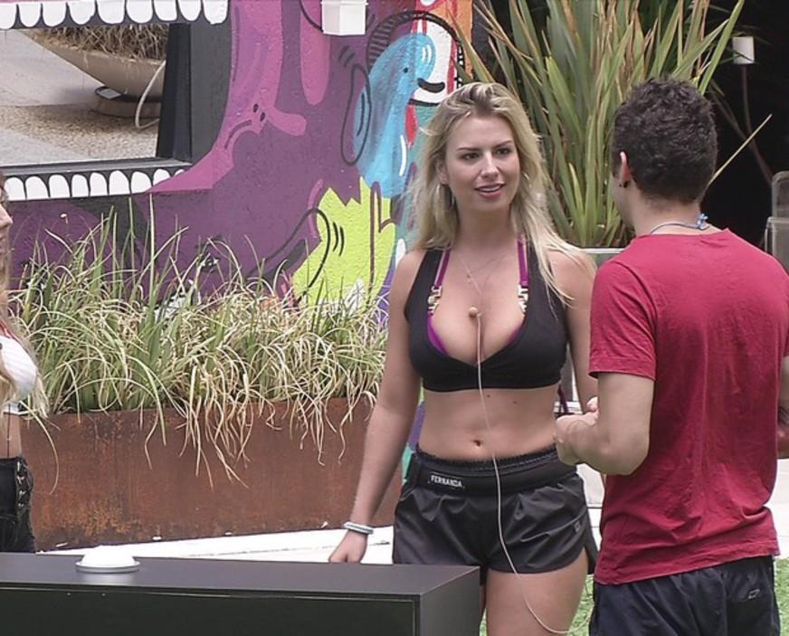Fernanda aperta botão e ganha imunidade