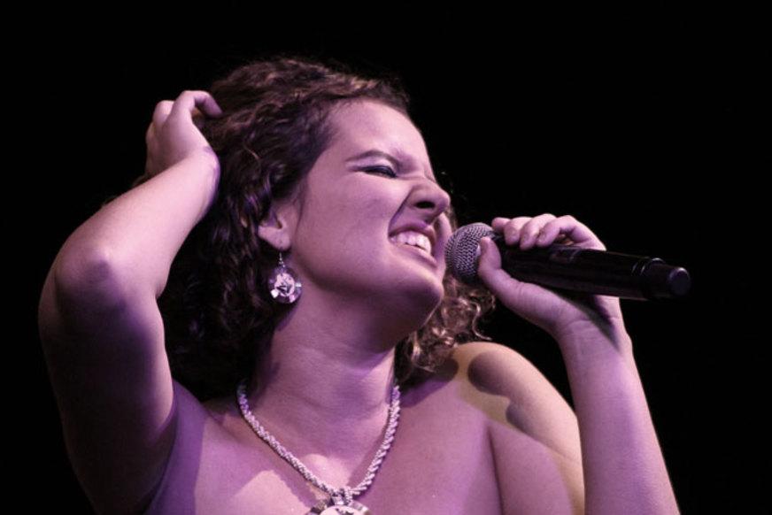 Karine Aguiar celebra aniversário com show especial