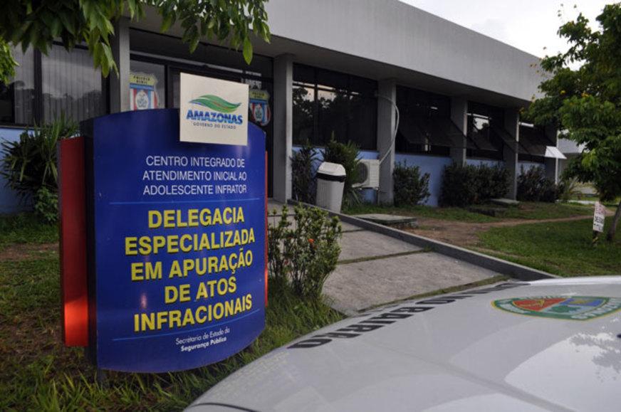Adolescentes trancam taxista em porta malas