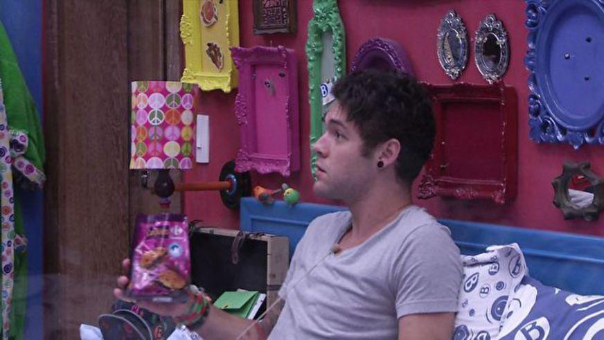 Andressa nega biscoito a Nasser, que chora em quarto