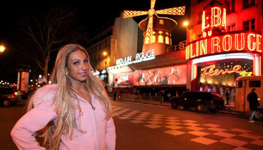 Valesca Popozuda visita Moulin Rouge na França