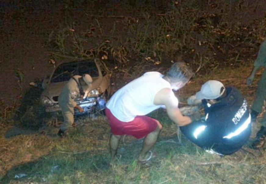Carro cai em igarapé e dupla termina presa