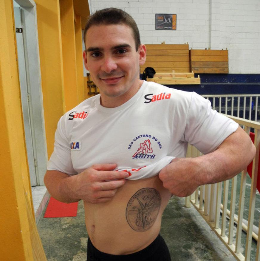 Campeão olímpico Arthur Zanetti tatua medalha no corpo