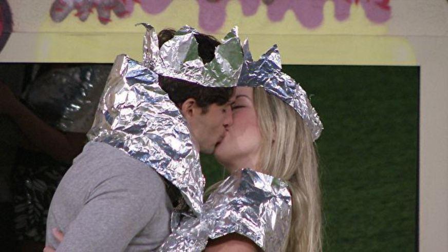 Com coroas de alumínio, Fernanda e André vivem ‘momento real’ no BBB13