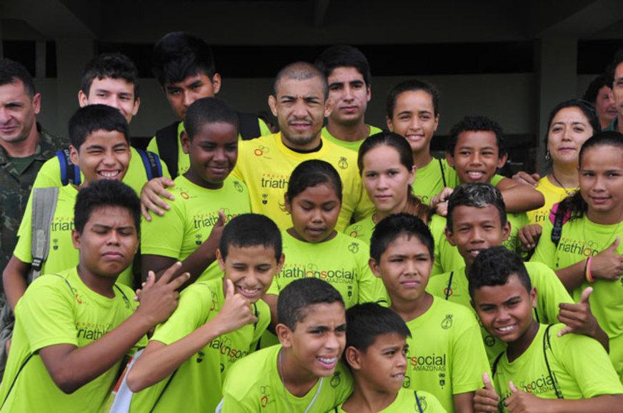 José Aldo torna-se padrinho do Projeto Triatlhon Social
