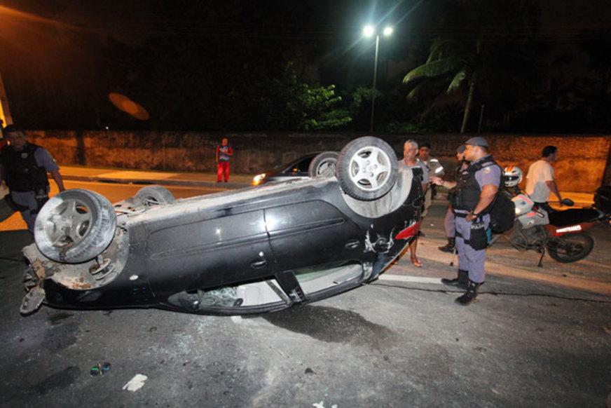 Motorista capota veículo na Av. das Torres