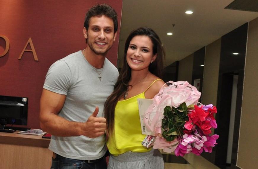 Eliéser assume namoro com Kamilla