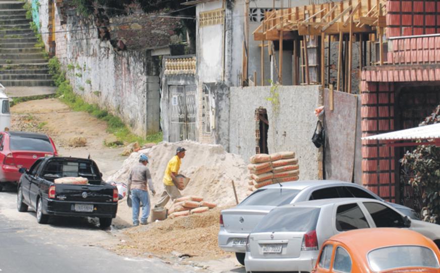 Calçadas públicas viram locais para armazenamento de material de construção