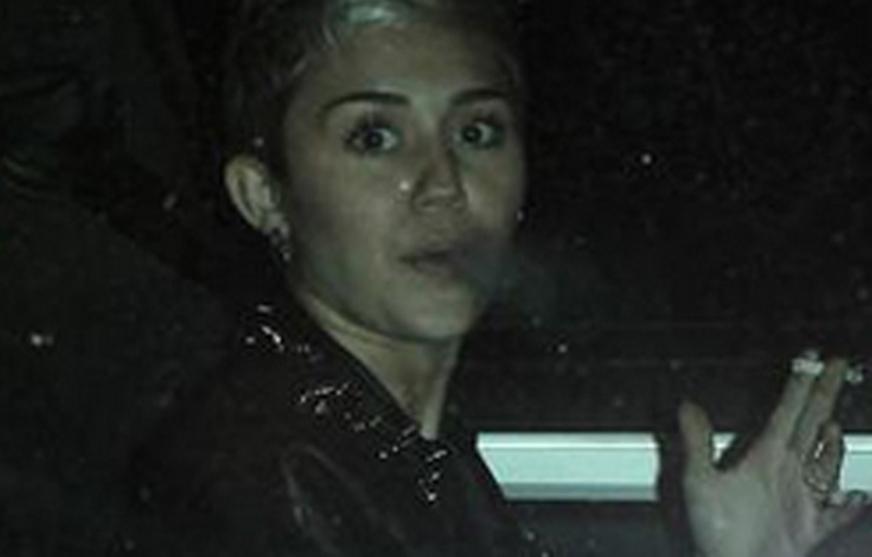 Miley Cyrus é clicada fumando dentro do carro