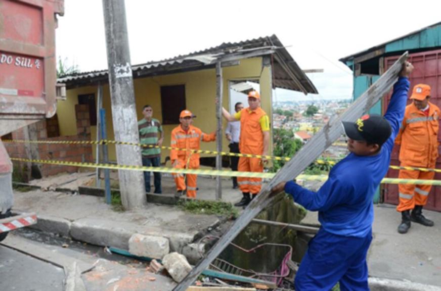 Casa desaba e moradores pedem para sair de área de risco