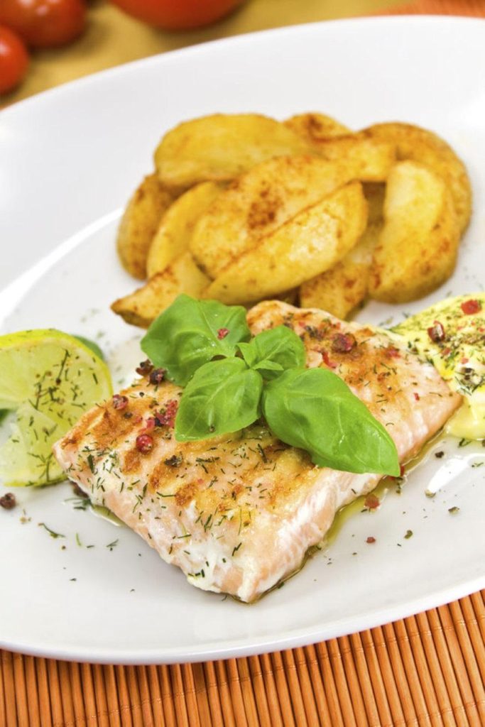 Salmão ao molho de vinhos e ervas