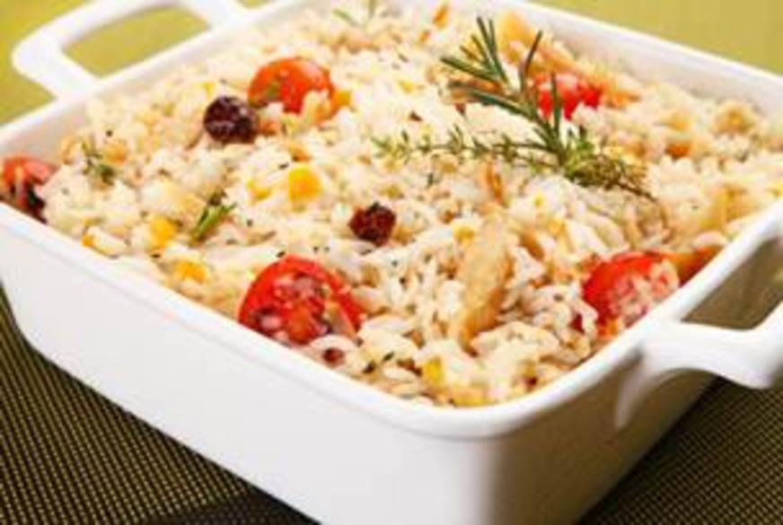 Arroz com bacalhau, tomate e ervas