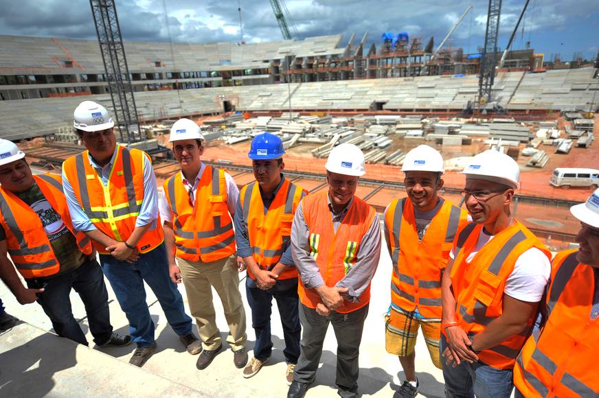 José Aldo visita obras da Arena da Amazônia