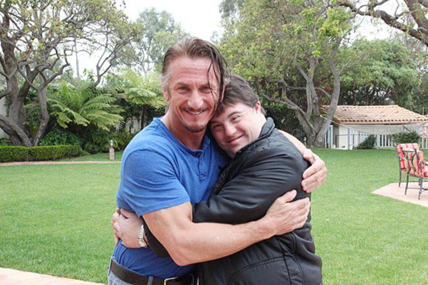 Ator de ‘Colegas’ realiza sonho e conhece Sean Penn