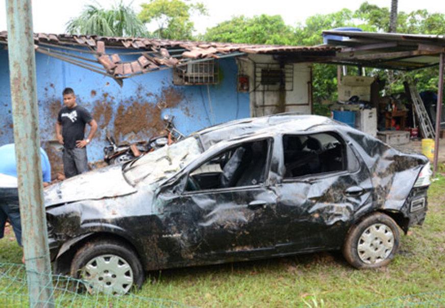 ‘Curva da morte’: carro invade casa após acidente em Manaus