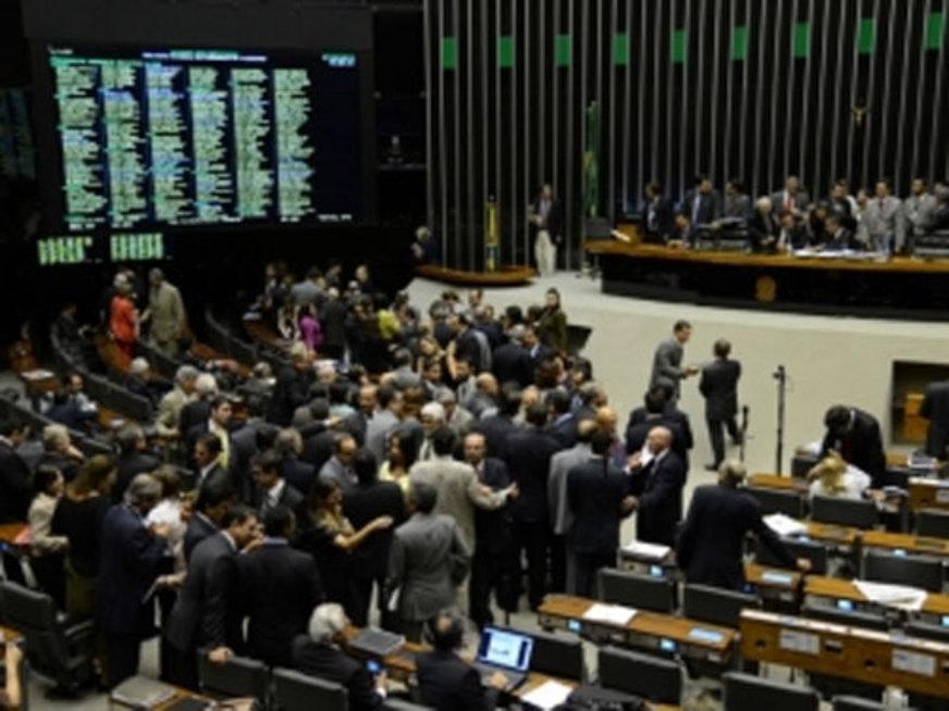 Câmara aprova reajuste de cota parlamentar e auxílio-moradia