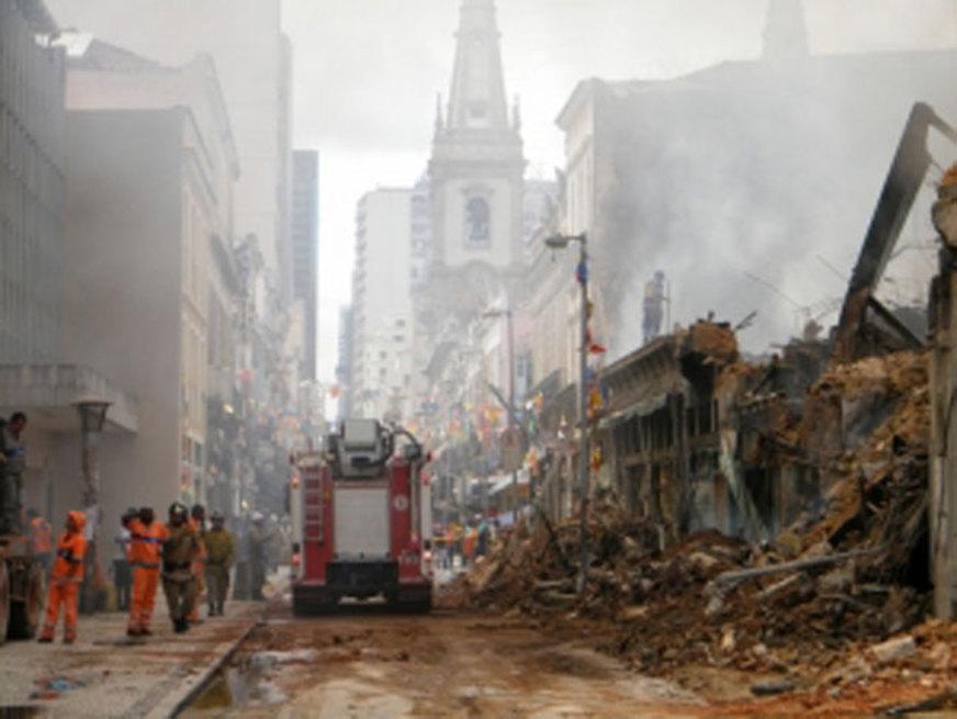 Incêndio atinge dez imóveis na Saara, centro de comércio popular do Rio de Janeiro