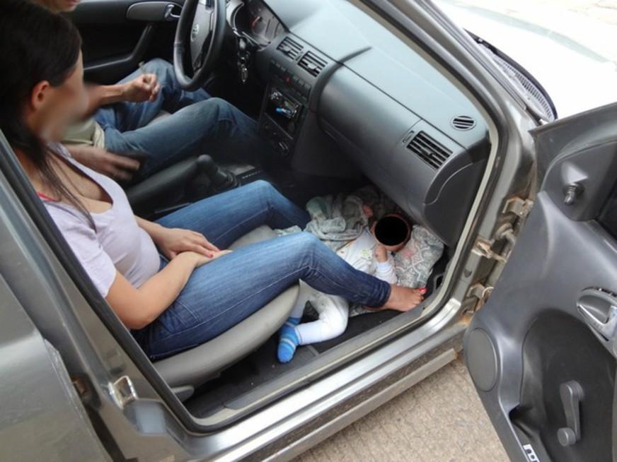 Polícia flagra bebê sendo transportado em chão de veículo