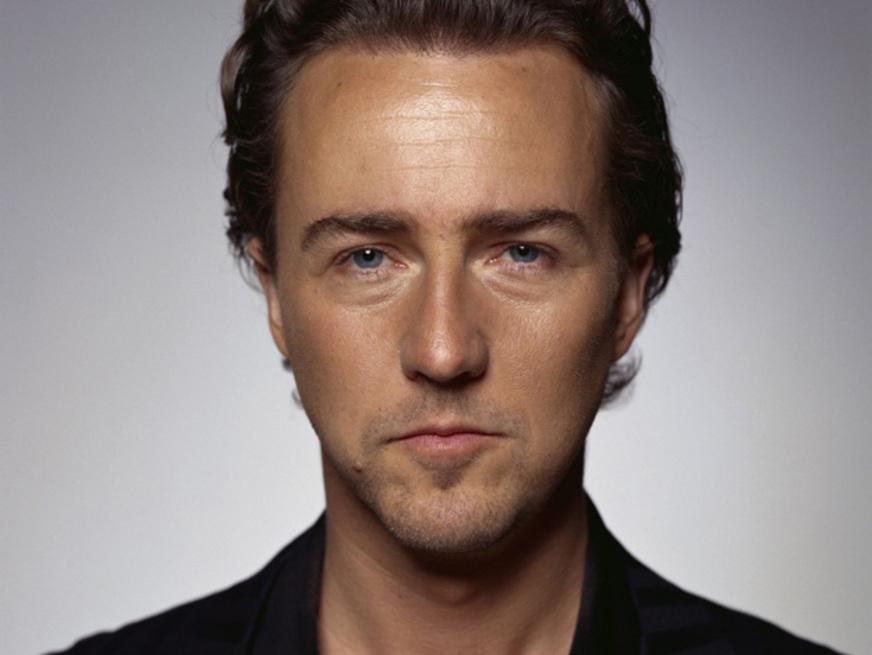 Edward Norton agride fotografo em Nova York