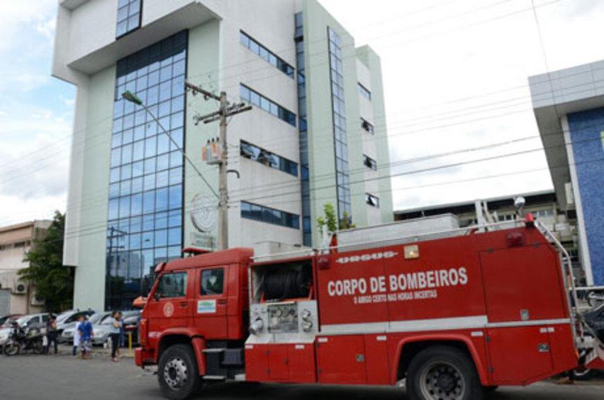 Cheiro de fumaça em ambulatório gera tumulto e evacuação de prédio