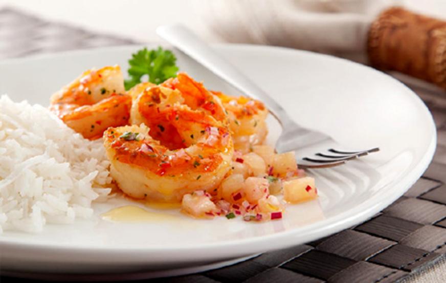 Camarão Grelhado com Vinagrete de Abacaxi e Arroz de Coco