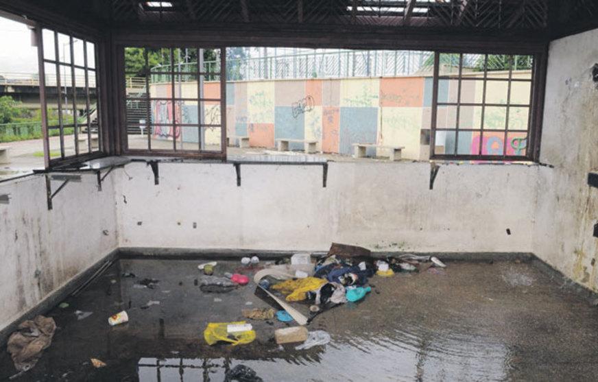 Parques do Prosamim continuam abandonados e no alvo de vândalos em Manaus