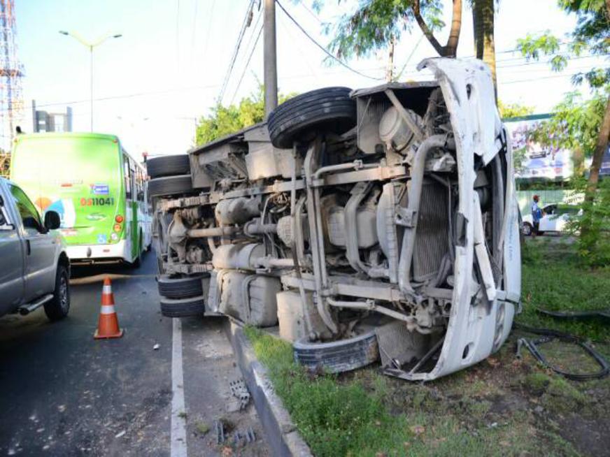 Carro colide com microônibus na avenida André Araújo