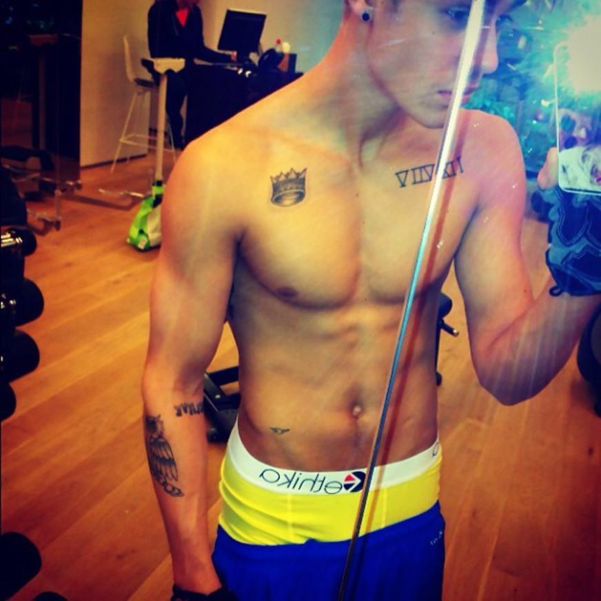 Justin Bieber posta foto sem camisa na web