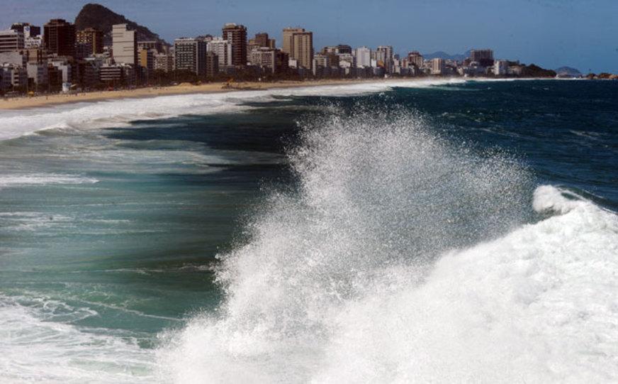 Ciclone agita o mar da costa carioca