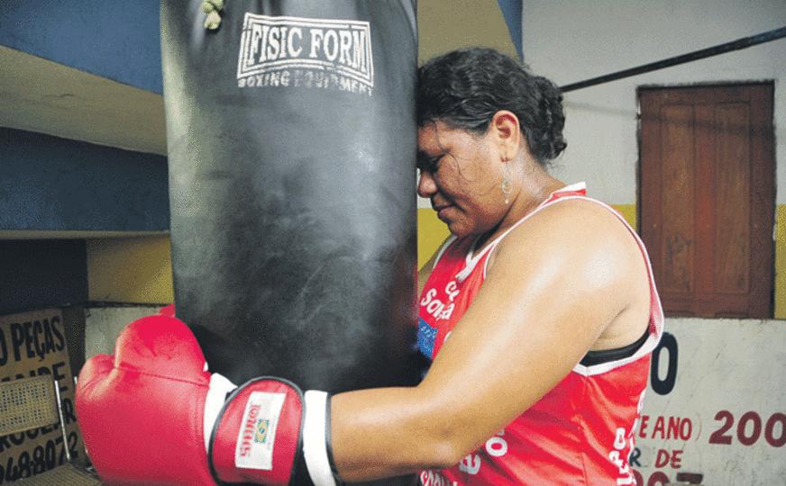 Boxeadora amazonense supera mundo do crime e volta à luta