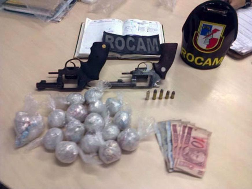 Comunidade denuncia: traficante é preso e jovem apreendido com drogas e armas